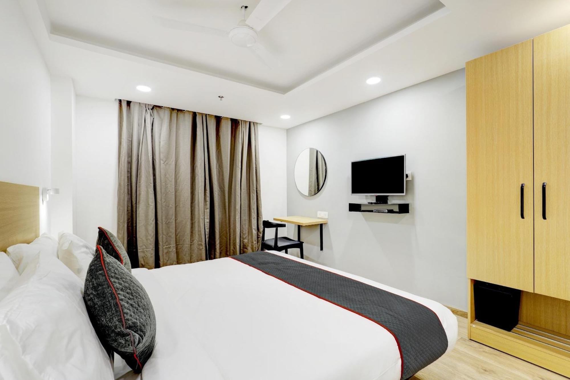 Super Townhouse Rajyash Rise Hotel Sarkhej ภายนอก รูปภาพ