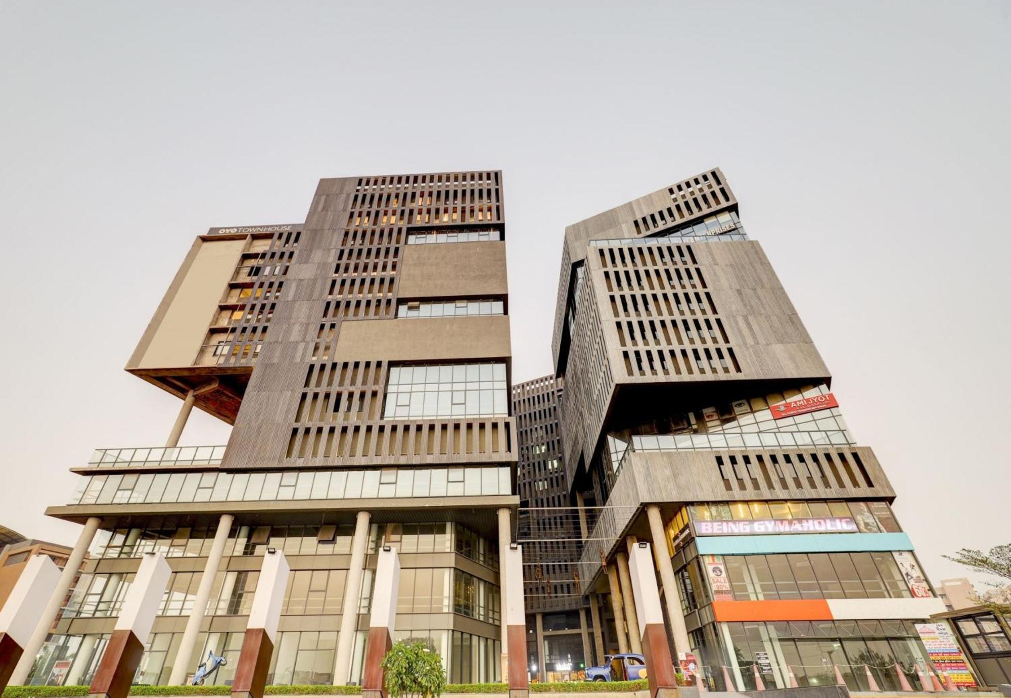 Super Townhouse Rajyash Rise Hotel Sarkhej ภายนอก รูปภาพ