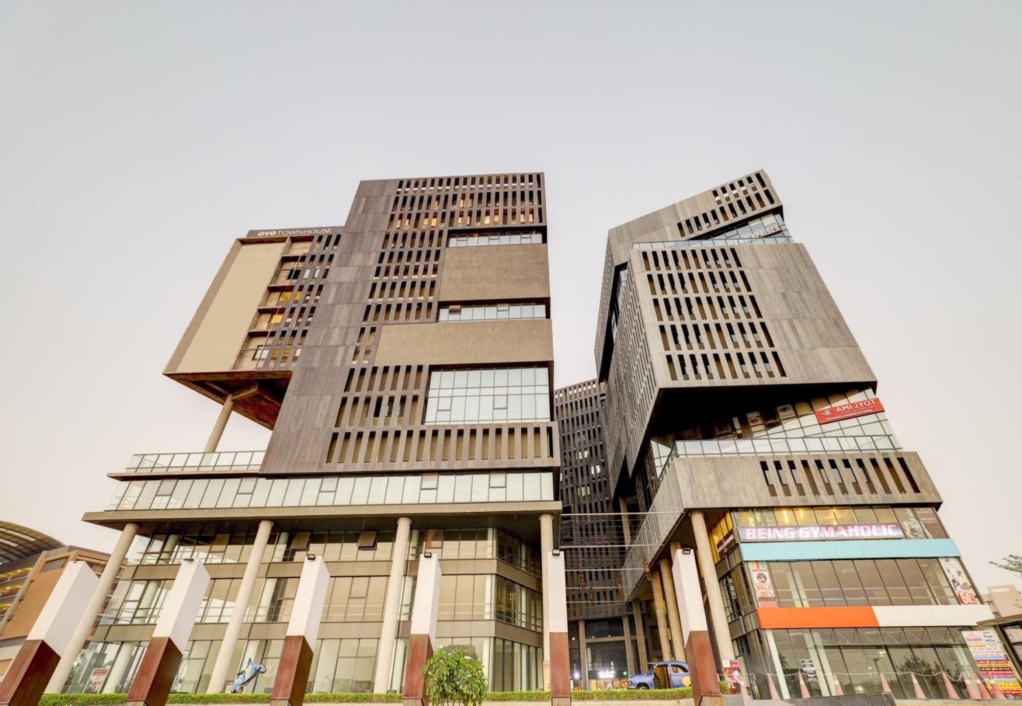 Super Townhouse Rajyash Rise Hotel Sarkhej ภายนอก รูปภาพ