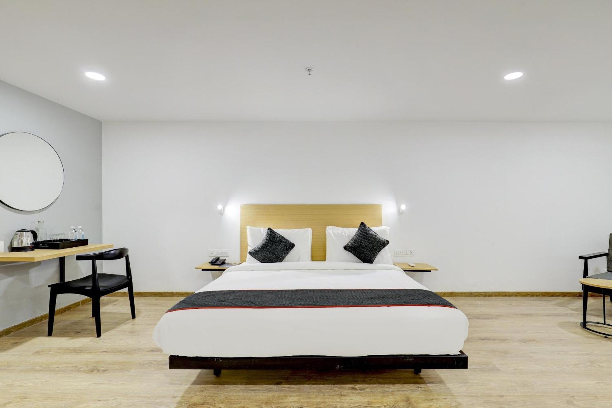 Super Townhouse Rajyash Rise Hotel Sarkhej ภายนอก รูปภาพ
