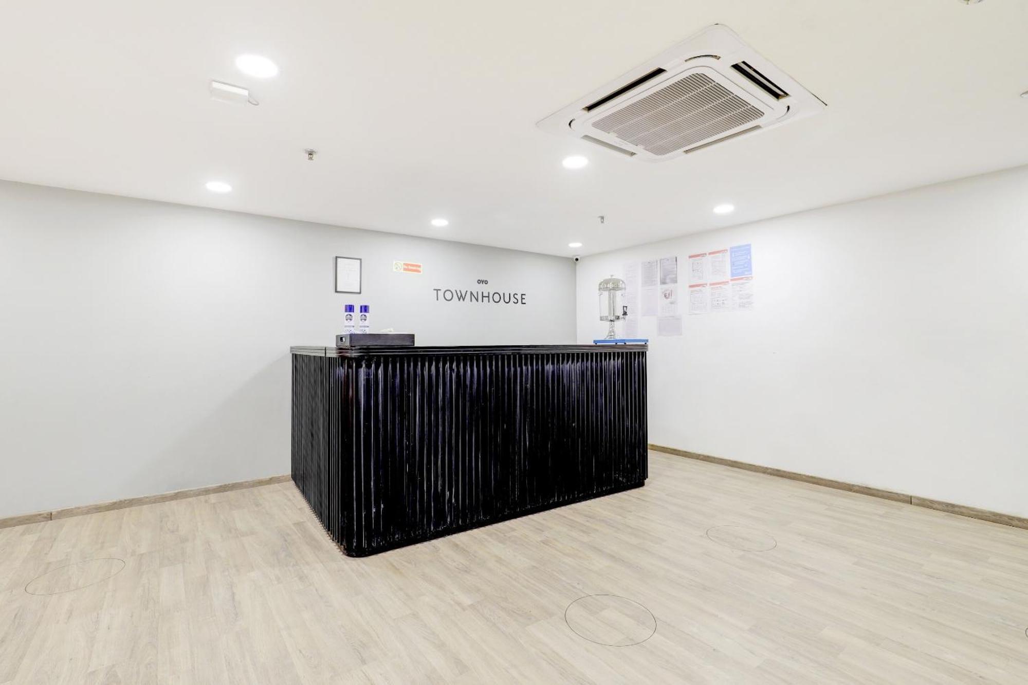 Super Townhouse Rajyash Rise Hotel Sarkhej ภายนอก รูปภาพ